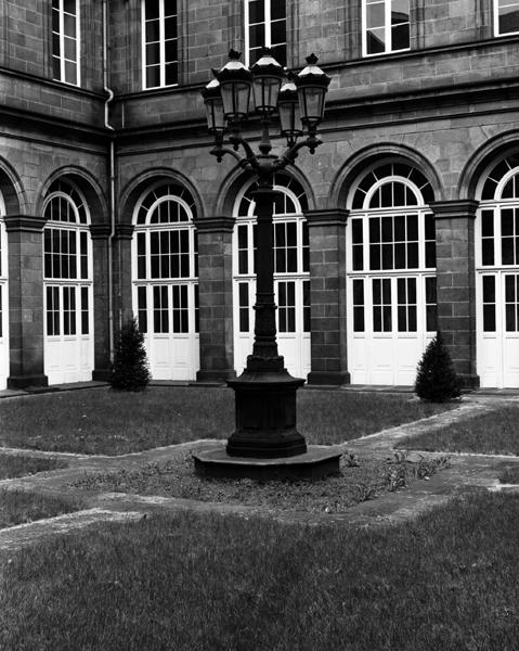 Vue d'un lampadaire de la cour.