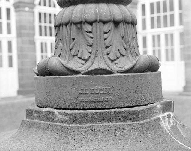 Détail : marque de fonderie du lampadaire de la cour.