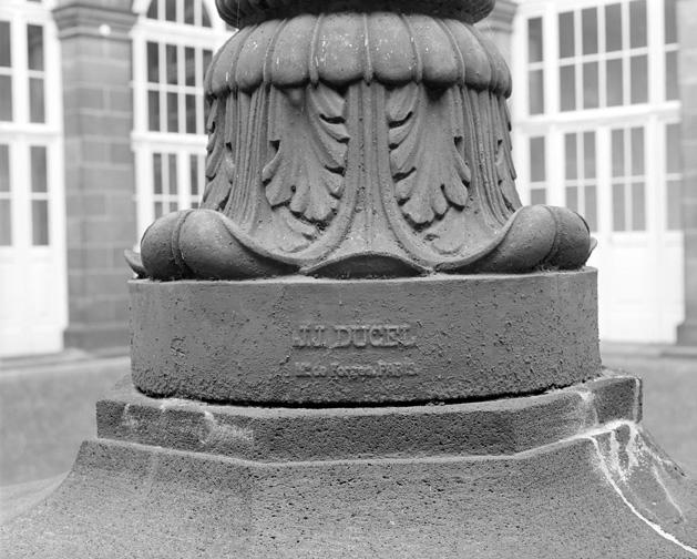 Détail. Inscription concernant le fabricant du lampadaire de la cour : J. J. Ducel. Me de forges. Paris.