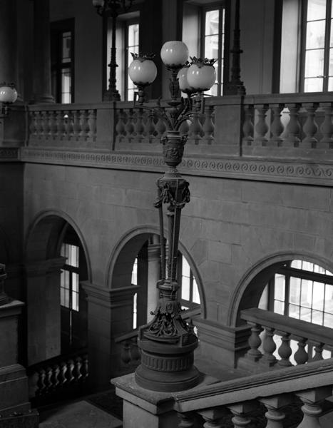 Un lampadaire de l'escalier d'honneur.