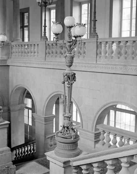 Vue d'un lampadaire de style Louis XVI de l'escalier d'honneur.