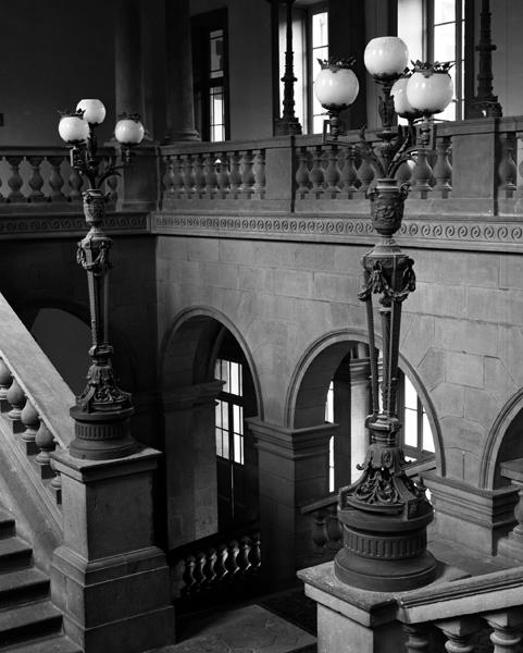 Vue d'ensemble des deux lampadaires de l'escalier d'honneur.