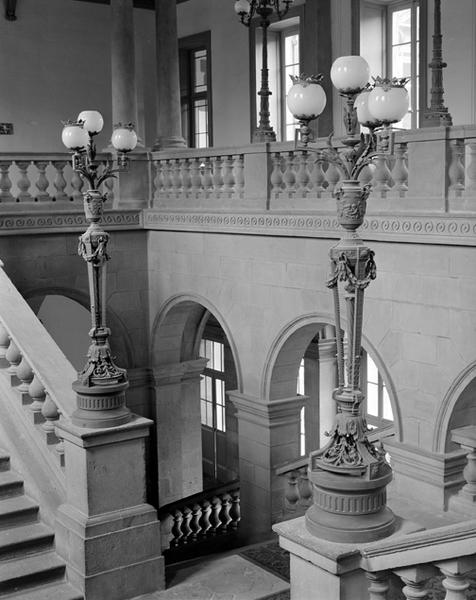 Vue des deux lampadaires de style Louis XVI de l'escalier d'honneur.