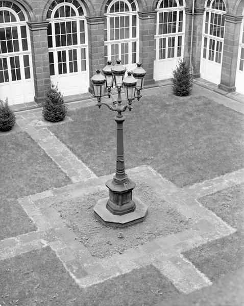 Lampadaire situé dans la cour de la cour d'appel, vu depuis l'étage.
