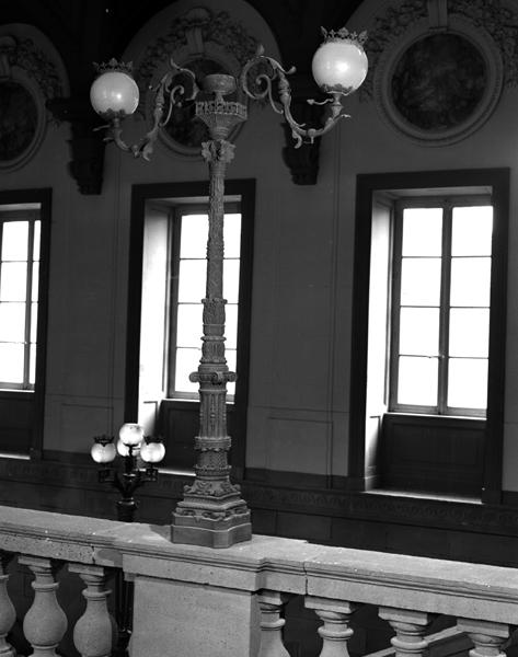 Vue d'un lampadaire de l'escalier d'honneur.