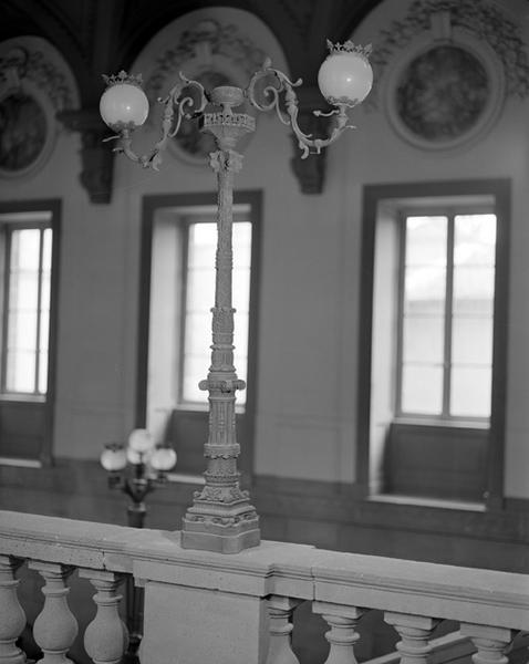 Vue d'un candélabre en fonte de l'escalier d'honneur.