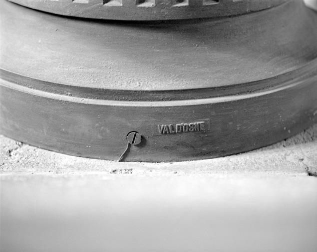 Escalier d'honneur, lampadaire, détail : marque de fonderie.