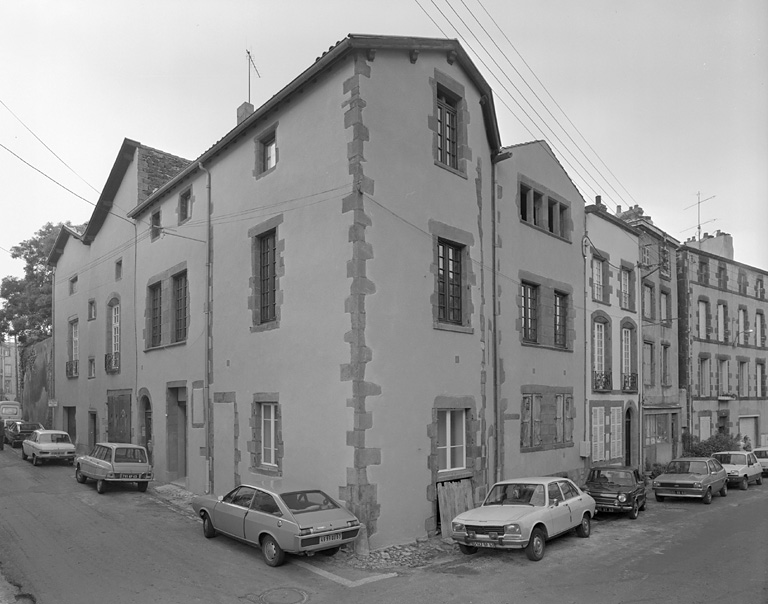 Angle formé avec la rue de l'Hôtel-des-Monnaies