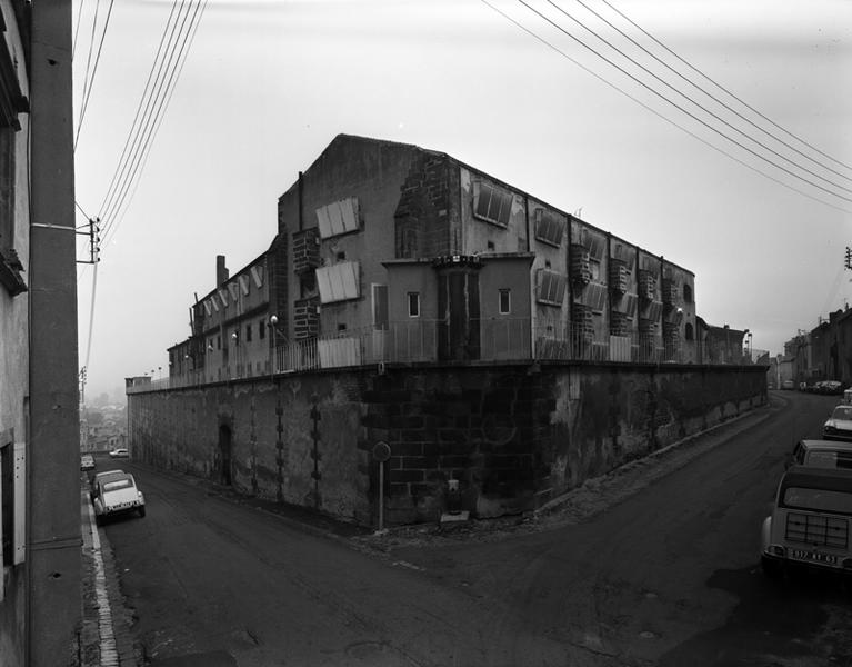 Vue générale à l'angle des deux rues.