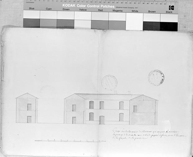 Coupe sur la longueur du bâtiment qui comprend le monnoïage, le passage à la seconde cour et l'aile proposée à faire, avec l'élévation de la façade de la première cour, papier, 44 x 30 cm., lavis, 1,5 cm./toise, n.s., n.d. [début 18e siècle]