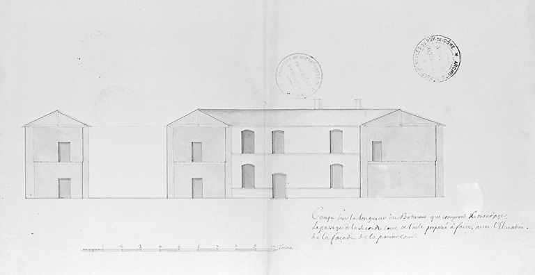 Coupe sur la longueur du bâtiment qui comprend le monnoyage, le passage à la seconde cour et l'aile proposée à faire, avec l'élévation de la façade de la première cour