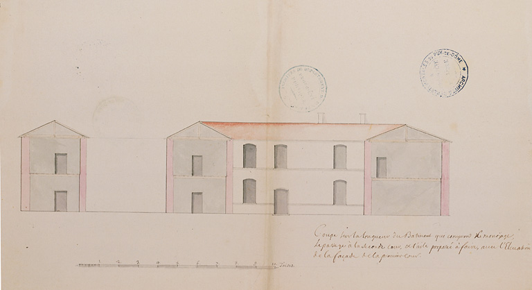 Coupe sur la longueur du bâtiment qui comprend le monnoyage, le passage à la seconde cour et l'aile proposée à faire, avec l'élévation de la façade de la première cour