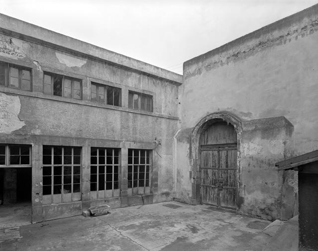 Cour, vue prise du sud-est