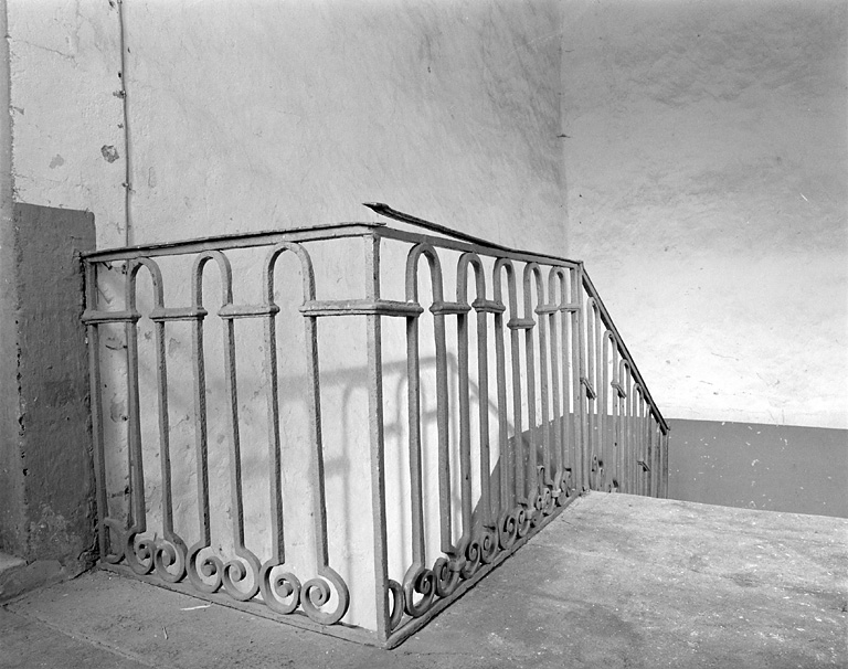 Corps de bâtiment est, ancien logement, cage d'escalier, 1er étage, rampe d'appui.