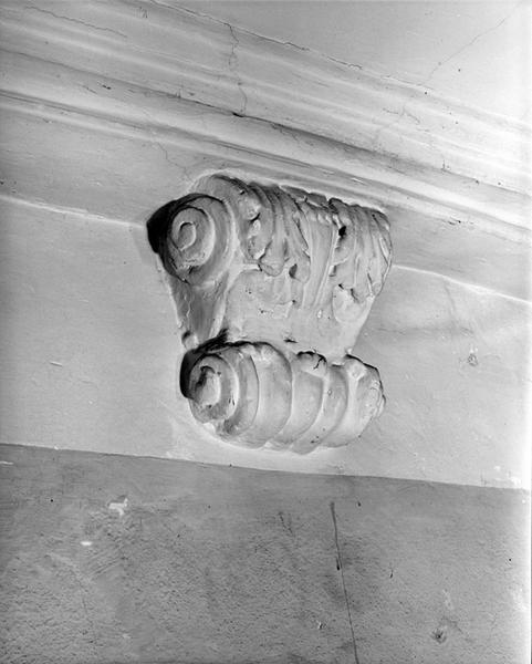 Corps de bâtiment est, ancien logement, rez-de-chaussée, vue intérieure, mur est, corbeau.