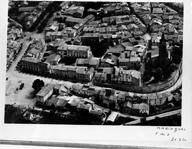Vue aérienne des quartiers de l'église et de la mairie, photographie noir et blanc, par Henrard, [entre 1948 et 1972].