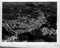 Vue aérienne de la ville de Maringues, photographie noir et blanc, par Henrard, [entre 1948 et 1972].