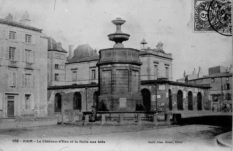 Vue d'ensemble château d'eau et halle.