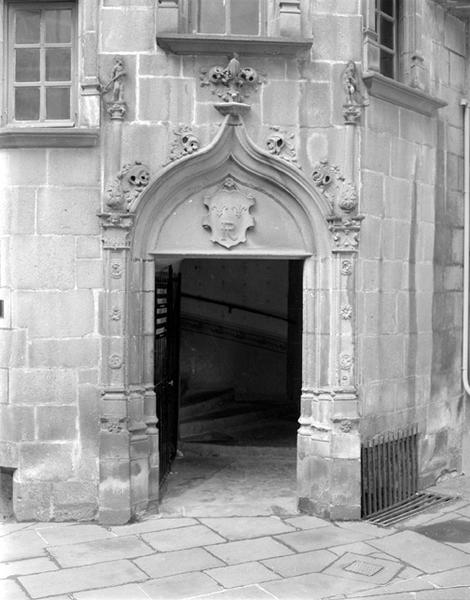 Elévation sur cour, porte de la tourelle d'escalier.