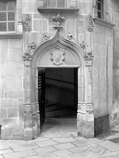 Elévation sur cour, porte de la tourelle d'escalier.