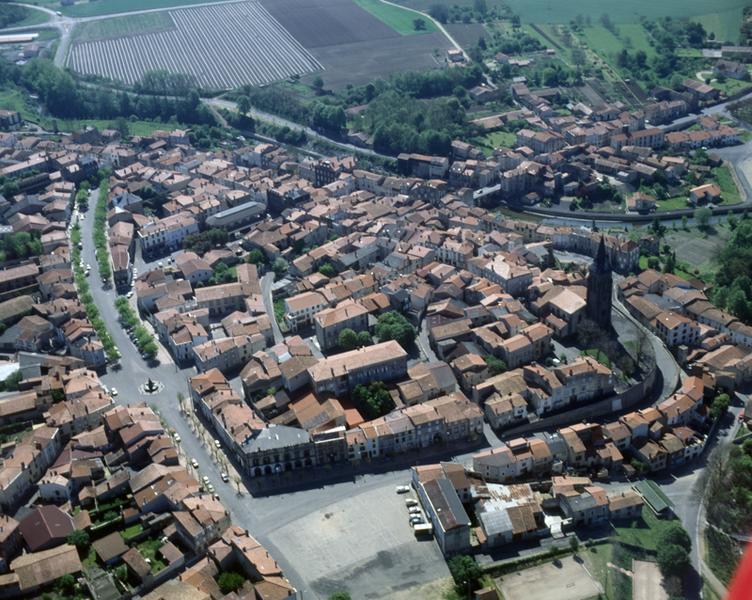 Vue aérienne de la ville de Maringues