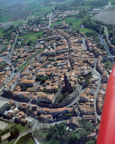 Vue aérienne de la ville de Maringues