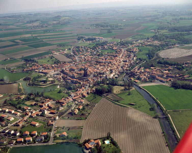 Vue aérienne de la ville de Maringues