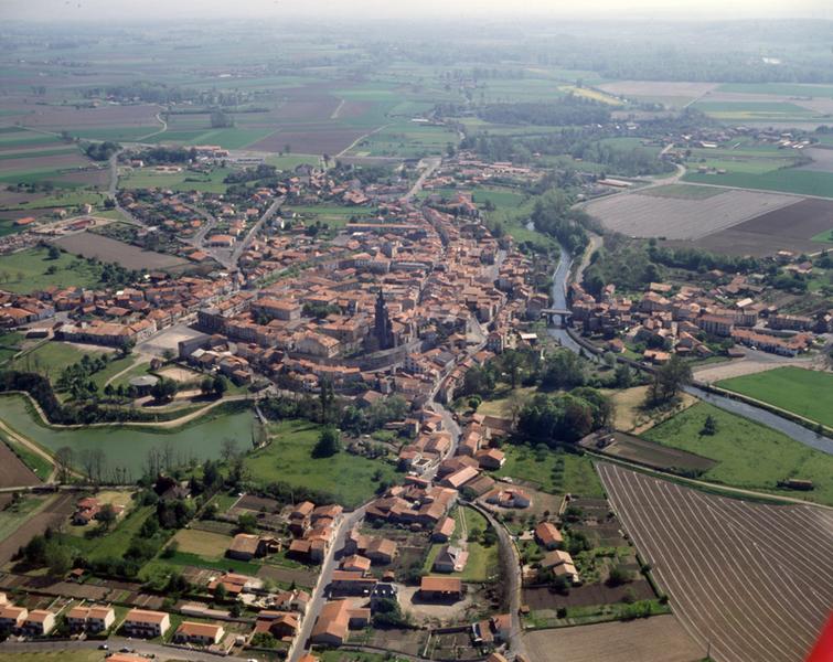 Vue aérienne de la ville de Maringues