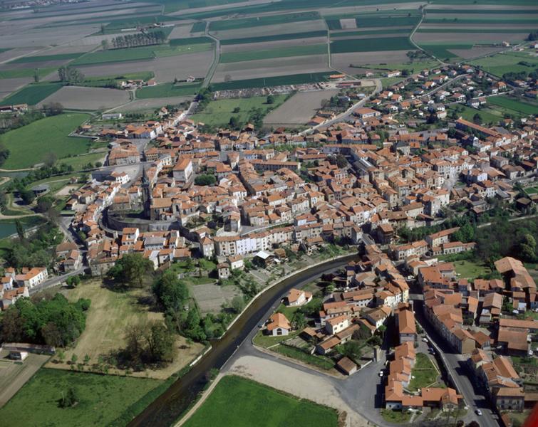 Vue aérienne de la ville de Maringues