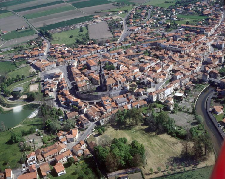 Vue aérienne de la ville de Maringues