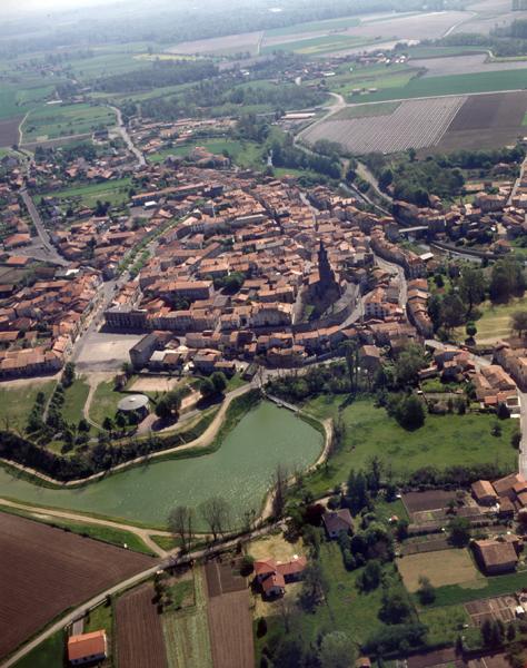 Vue aérienne de la ville de Maringues