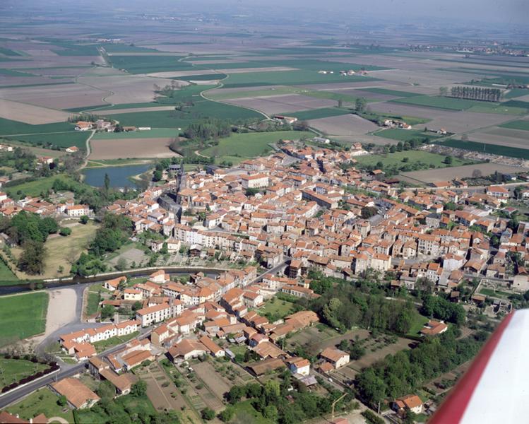 Vue aérienne de la ville de Maringues