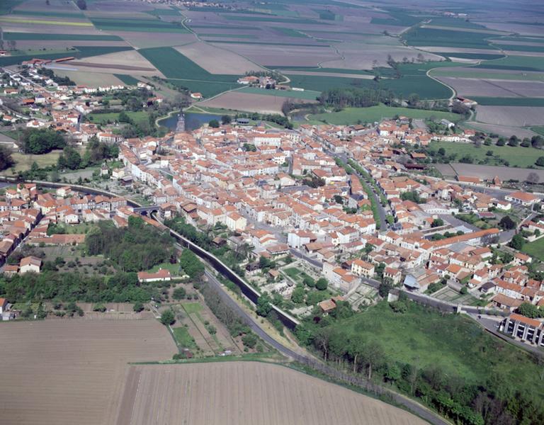 Vue aérienne de la ville de Maringues