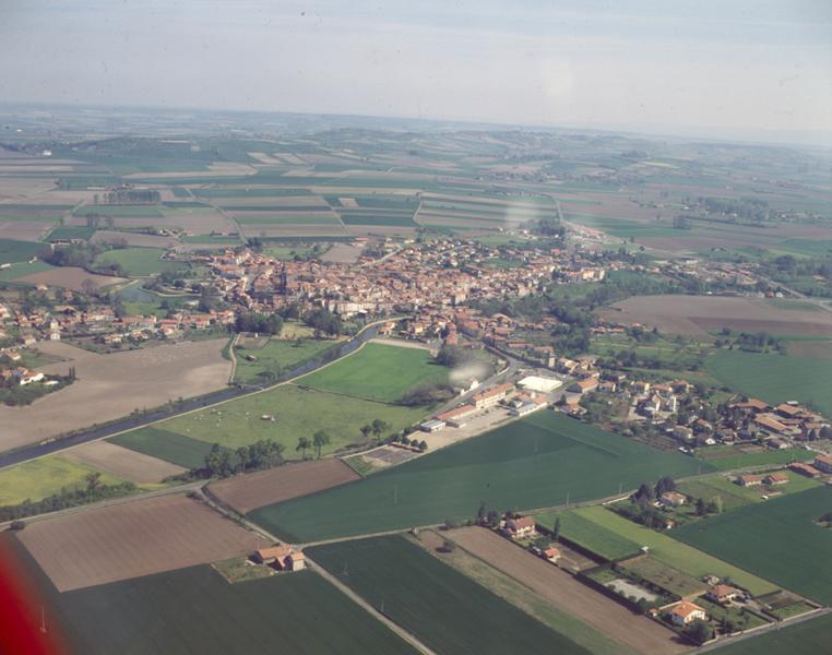 Vue aérienne de la ville de Maringues