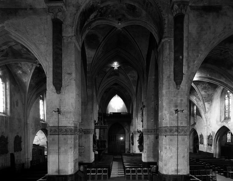 Vue générale de la nef et des bas-côtés depuis le choeur