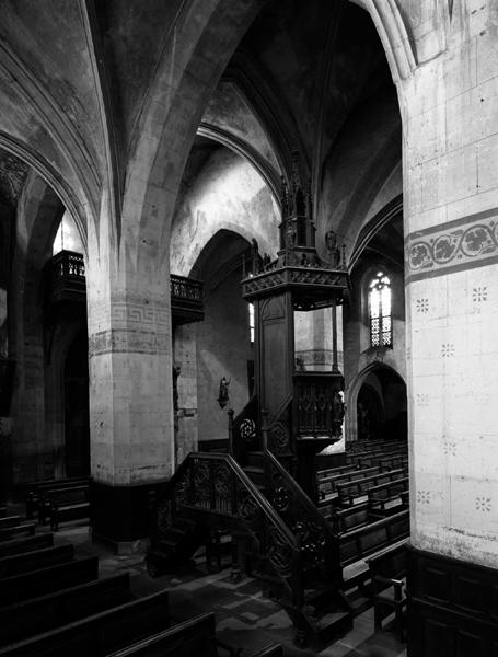 Vue générale,de trois quarts droit,depuis le bas-côté