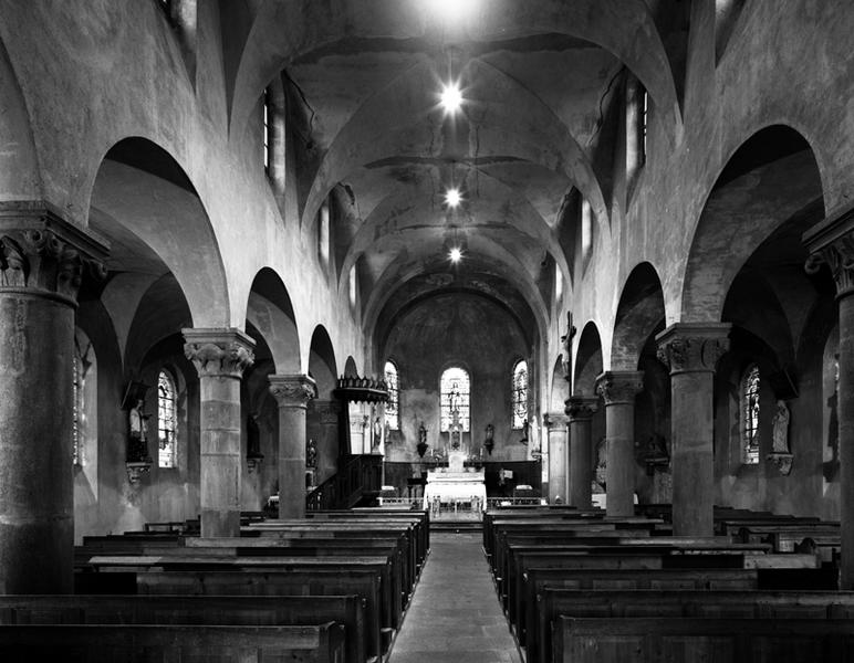 Vue générale de la nef,des bas-côtés et du choeur,depuis l'entrée