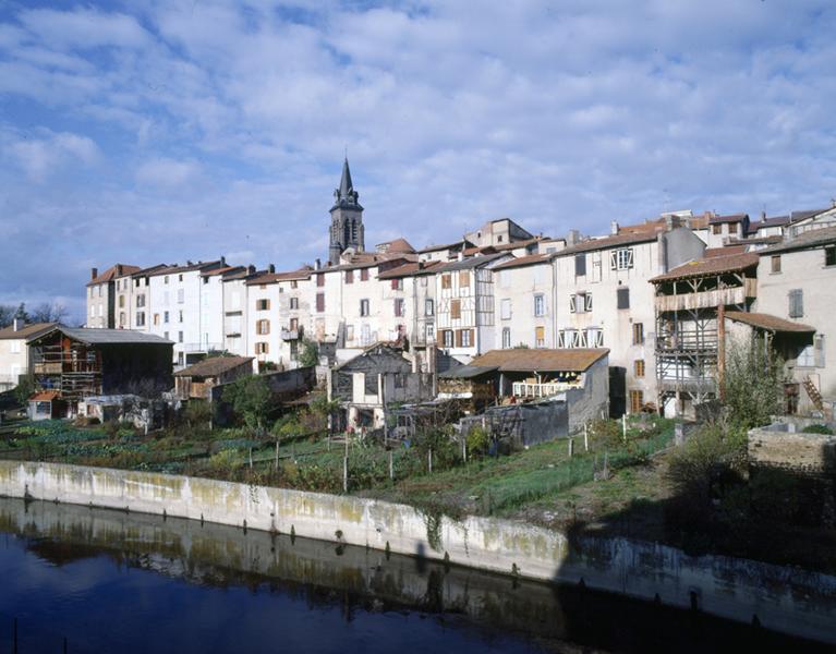 Vue générale de l'emplacement des anciennes tanneries et de quelques vestiges, sur la rive gauche de la Morge, en amont du pont.