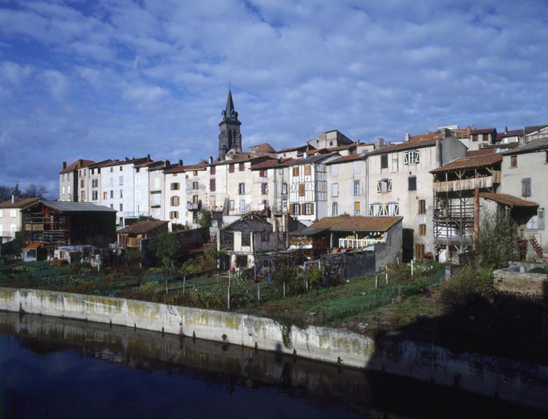 Vue générale de l'emplacement des anciennes tanneries et de quelques vestiges, sur la rive gauche de la Morge, en amont du pont.