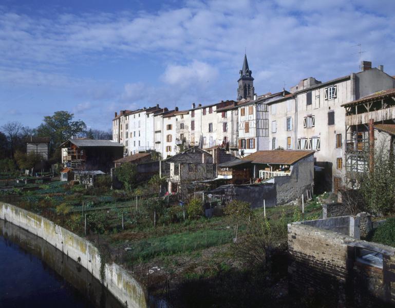 Vue générale de l'emplacement des anciennes tanneries et de quelques vestiges, sur la rive gauche de la Morge, en amont du pont.