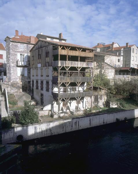 Vue générale de la Grande Tannerie depuis le pont de Morge