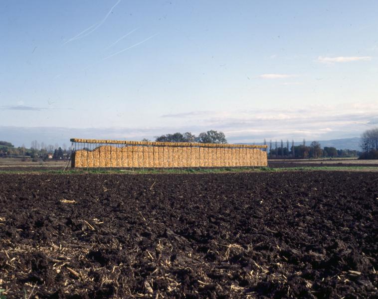 Vue générale d'un séchoir à maïs, dans la plaine de Limagne