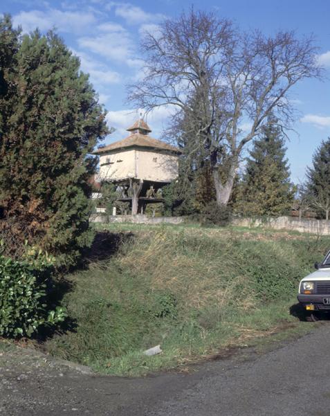 Vue générale d'un pigeonnier à pans de bois sur poteaux (Villeret, Luzillat).