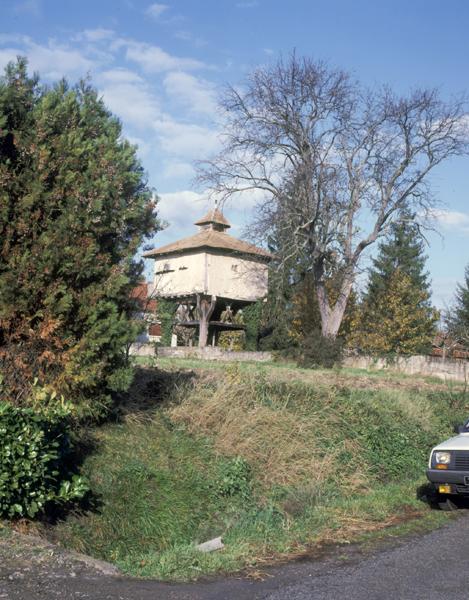 Vue générale d'un pigeonnier à pans de bois sur poteaux (Villeret, Luzillat).