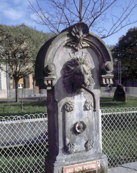 Vue de la fontaine, place des Récollets