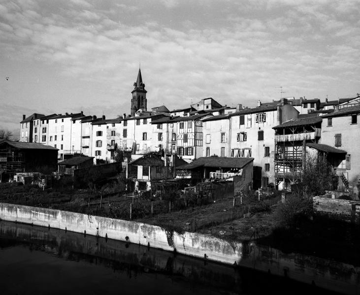 Vue générale de l'emplacement des anciennes tanneries et de quelques vestiges, sur la rive gauche de la Morge, en amont du pont.
