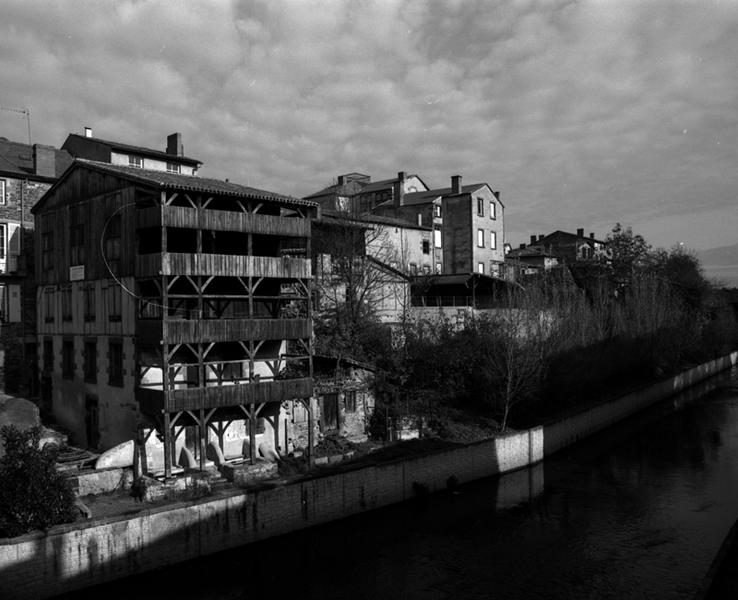 Vue générale de la Grande Tannerie depuis le pont de Morge