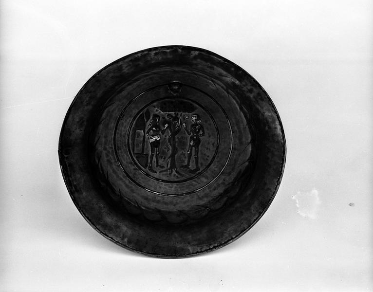 Plat de quête, vue générale, de dessous