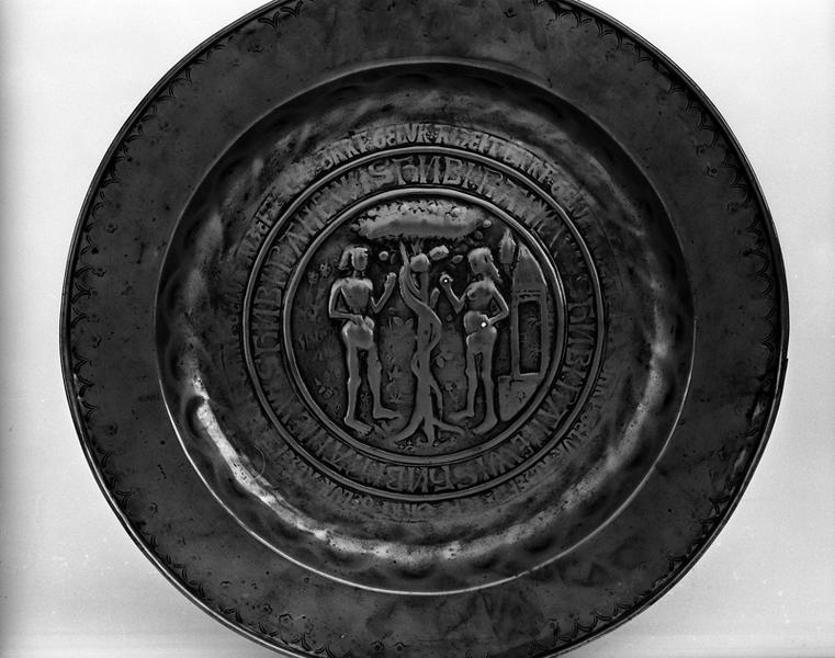 Plat de quête, détail : la Tentation d'Adam et Eve