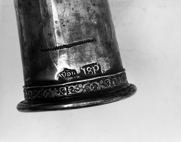 Croix de procession, détail, bas de la douille : trace de prélèvement, poinçon de ville d'Aurillac, poinçon de maître I.S.P., motif estampé rapporté.